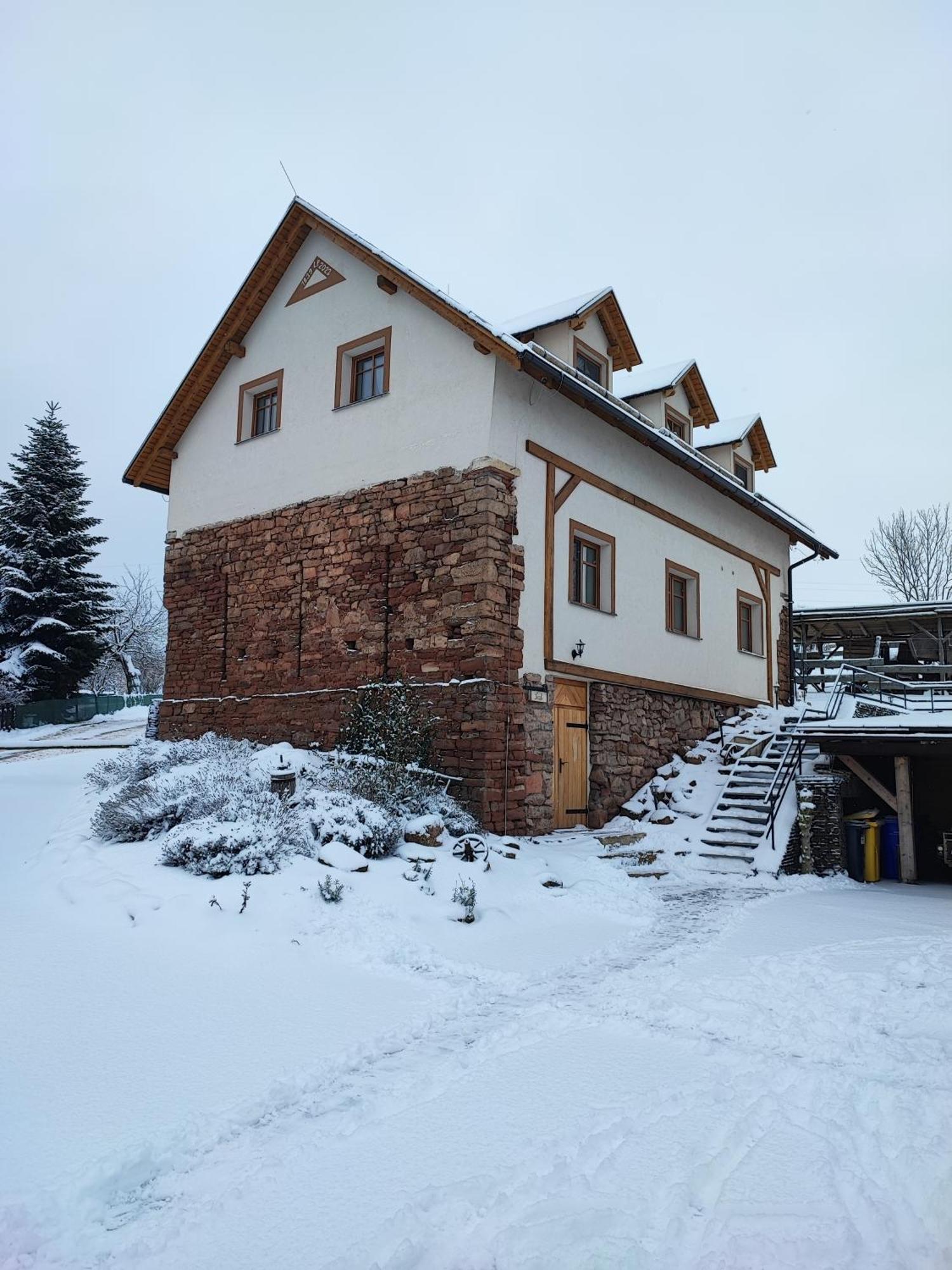 Apartman Na Statku Červený Kostelec Екстериор снимка